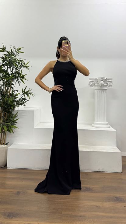 Schwarzes Abendkleid mit Neckholder-Ausschnitt und besonderem Rückendetail